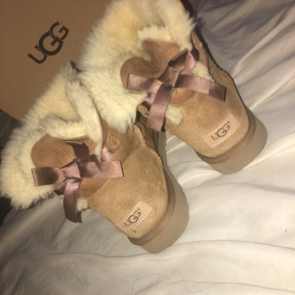 UGGs SIZE 9 - Picture 3 of 4